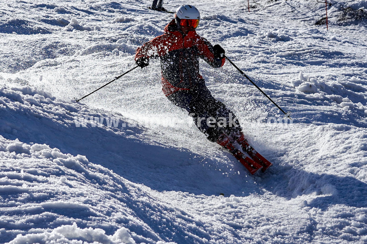 札幌国際スキー場 Mt.石井スポーツ ISHII SKI ACADEMY 校長・斉藤人之さんによる『斉藤塾』開講。本日のテーマは、「春雪！コブからスキーのたわみを楽しむ！！」(^^)v